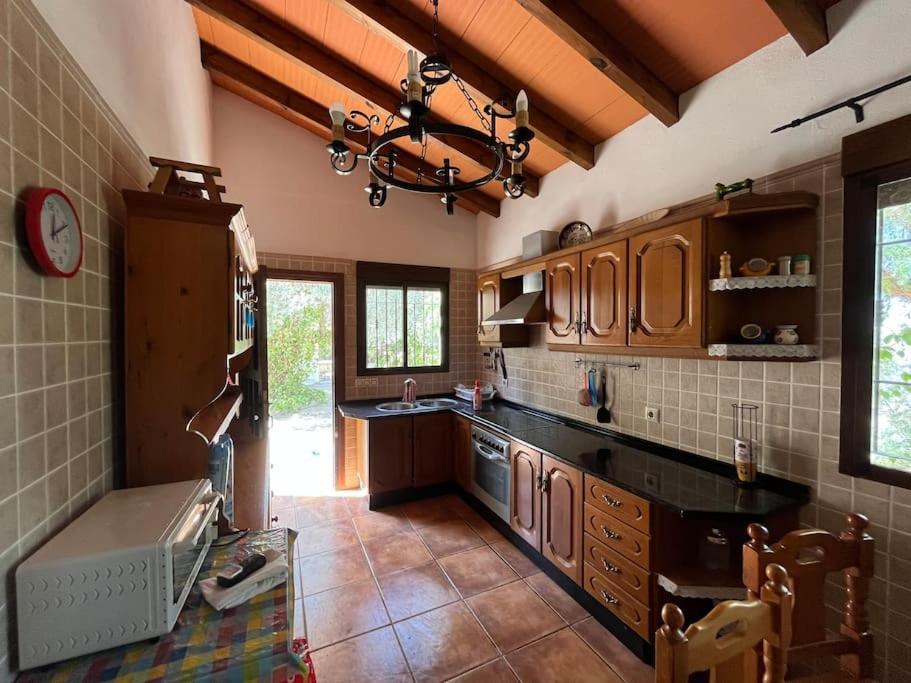 Farmhouse Surrounded By Centenary Olive Trees Олиас Экстерьер фото